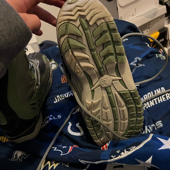 Size 9 snow board boots main image 4